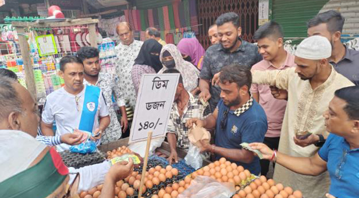 ১৪০ টাকায় ডিম বিক্রি তরুণদের